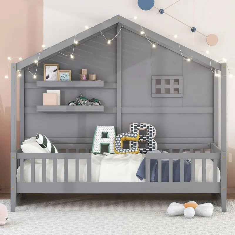 Lit cabane double avec étagères, fenêtre et bande lumineuse scintillante sur le toit