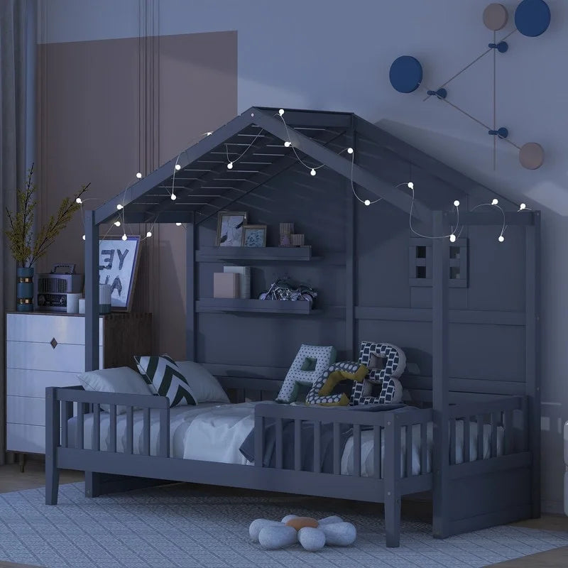 Lit cabane double avec étagères, fenêtre et bande lumineuse scintillante sur le toit