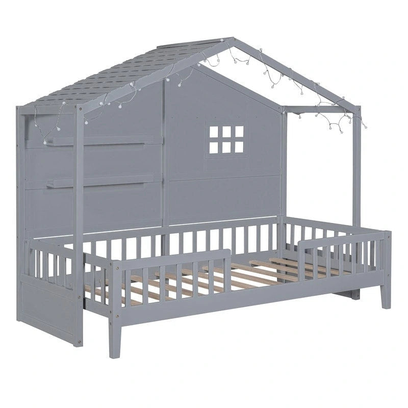 Lit cabane double avec étagères, fenêtre et bande lumineuse scintillante sur le toit