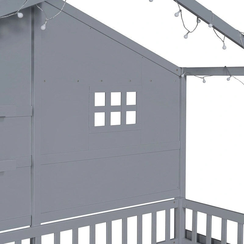Lit cabane double avec étagères, fenêtre et bande lumineuse scintillante sur le toit