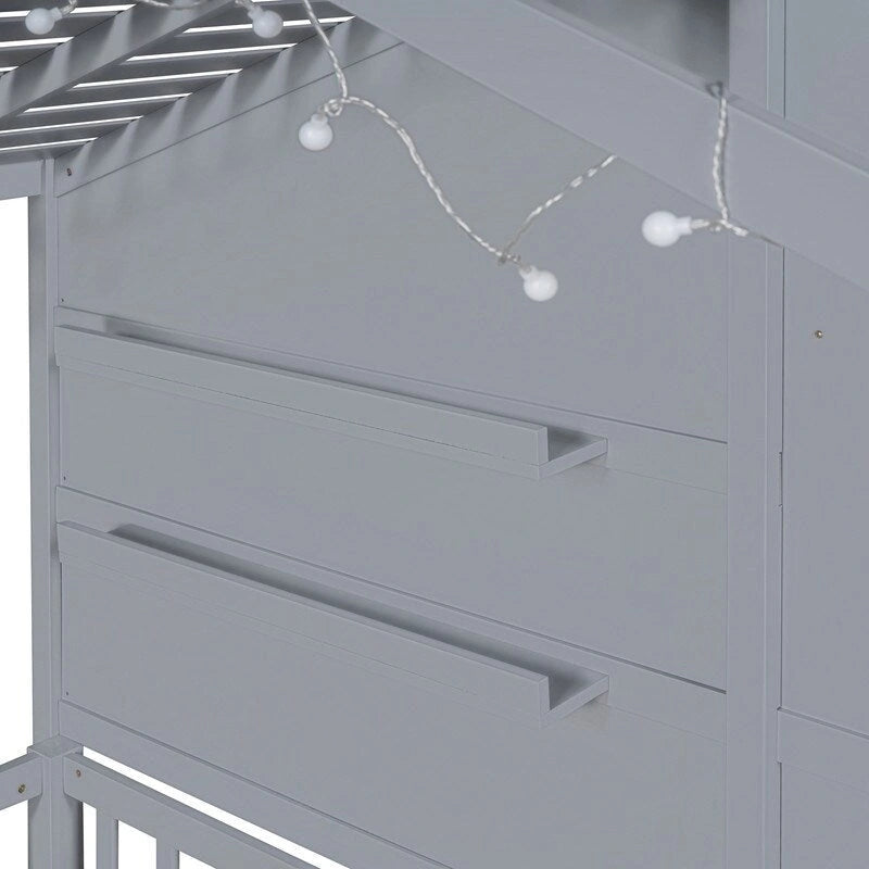 Lit cabane double avec étagères, fenêtre et bande lumineuse scintillante sur le toit